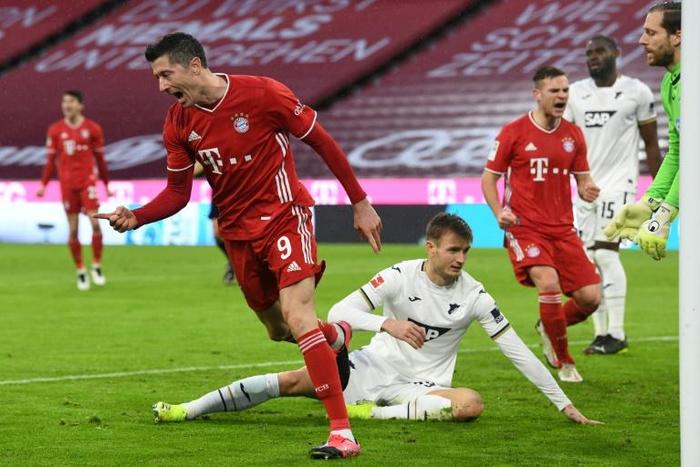 Robert Lewandowski (L) celebrates after scoring for Bayern Munich