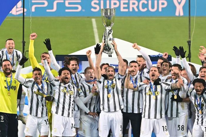 Captain Giorgio Chiellini (C) lifts the trophy after Juventus beat Napoli to win the Italian Super Cup