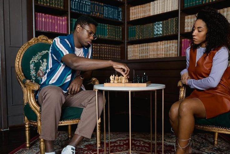 Couple playing chess [Image: Tima Miroshnichenko]