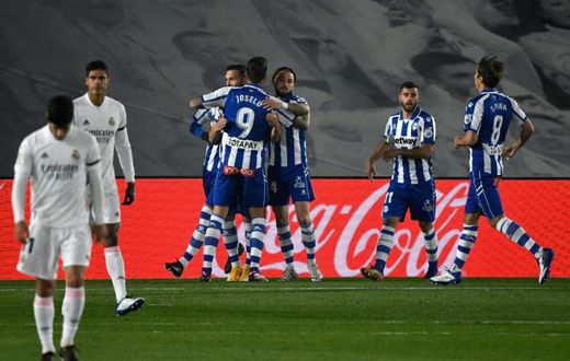 Lucas Perez (L) scored a penalty as Alaves dealt Real Madrid a third league defeat in 10 games