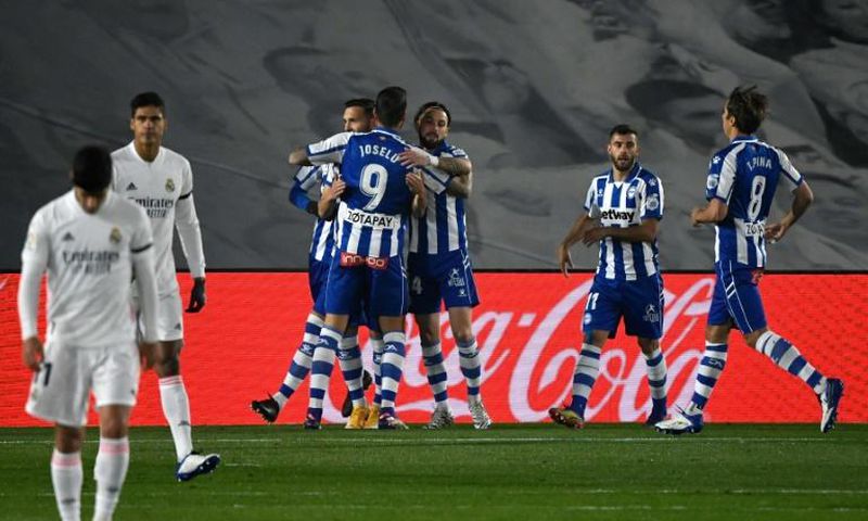 Lucas Perez (L) scored a penalty as Alaves dealt Real Madrid a third league defeat in 10 games