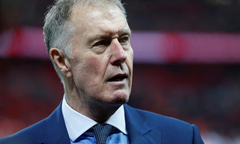 Hurst supports a ban on children heading the ball