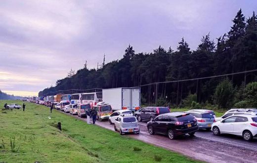 Traffic snarl up along the Nairobi-Nakuru Highway