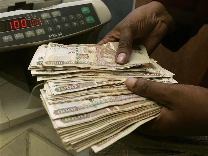 A currency dealer counts Kenya shillings at a money exchange counter in Nairobi,  file.   REUTERS/Antony Njuguna