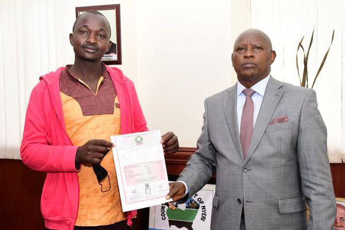 Famous 2NK driver John Muthoni (left) lands lucrative job in Nyeri County Government led by Governor Mutahi Kahiga (right)
