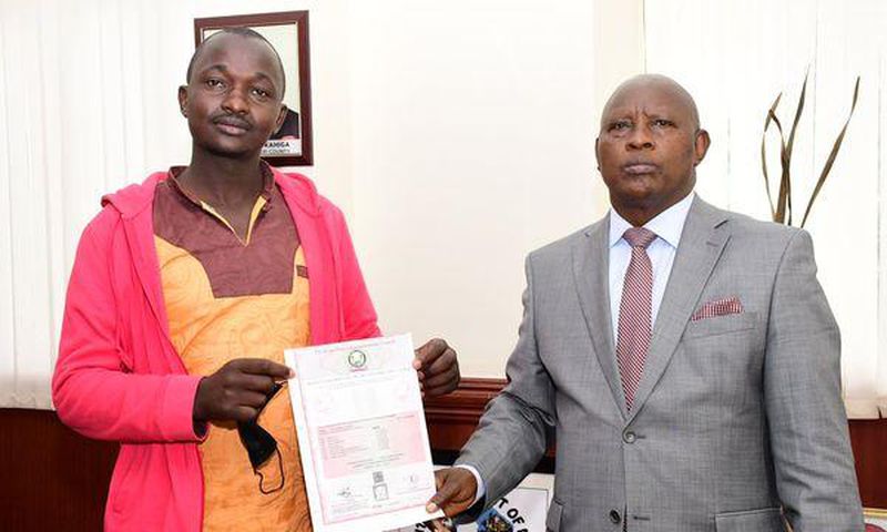 Famous 2NK driver John Muthoni (left) lands lucrative job in Nyeri County Government led by Governor Mutahi Kahiga (right)