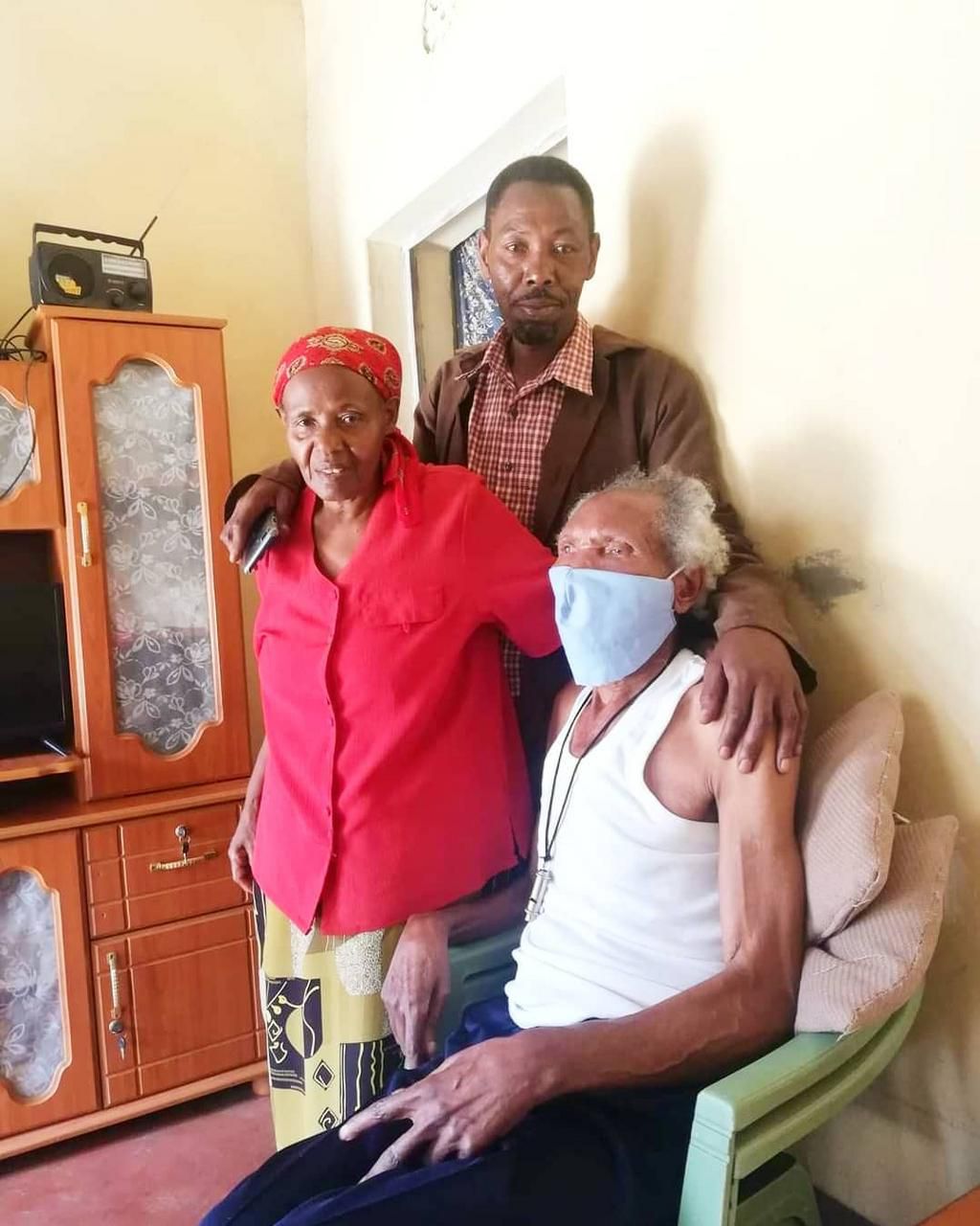 Omosh introduces his parents & daughter to the world as fans gush over them (Photos)