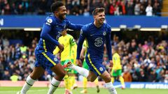 Chelsea's Mason Mount (R) celebrates with Reece James