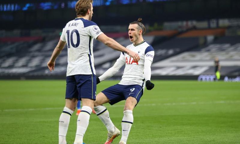 Gareth Bale (R) celebrates with Tottenham team-mate Harry Kane
