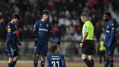 An injury to goalkeeper Joao Monteiro, who was playing outfield for Belenenses, forced the game with Benfica to be stopped after the home team was left with just six men