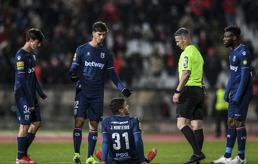 An injury to goalkeeper Joao Monteiro, who was playing outfield for Belenenses, forced the game with Benfica to be stopped after the home team was left with just six men