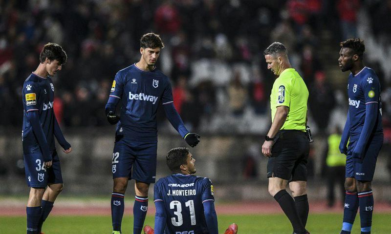 An injury to goalkeeper Joao Monteiro, who was playing outfield for Belenenses, forced the game with Benfica to be stopped after the home team was left with just six men