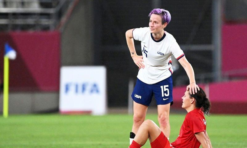US forward Megan Rapinoe (C)