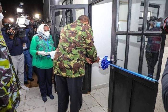 President Uhuru Kenyatta tours the City at Night lauching Hospitals, does a surprise Interview at Rueben FM (Video)