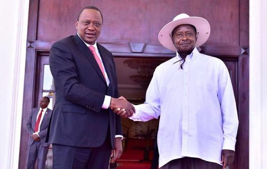 FILE PHOTO: Kenyan President Uhuru Kenyatta (L) shakes hands with Ugandan President Yoweri Museveni. (STR/AFP/Getty Images)