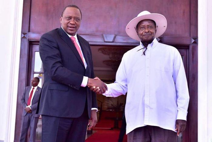 FILE PHOTO: Kenyan President Uhuru Kenyatta (L) shakes hands with Ugandan President Yoweri Museveni. (STR/AFP/Getty Images)