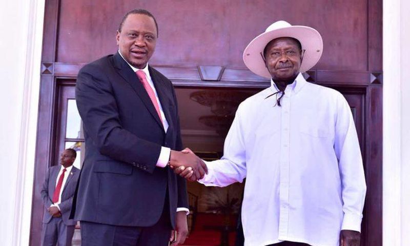 FILE PHOTO: Kenyan President Uhuru Kenyatta (L) shakes hands with Ugandan President Yoweri Museveni. (STR/AFP/Getty Images)