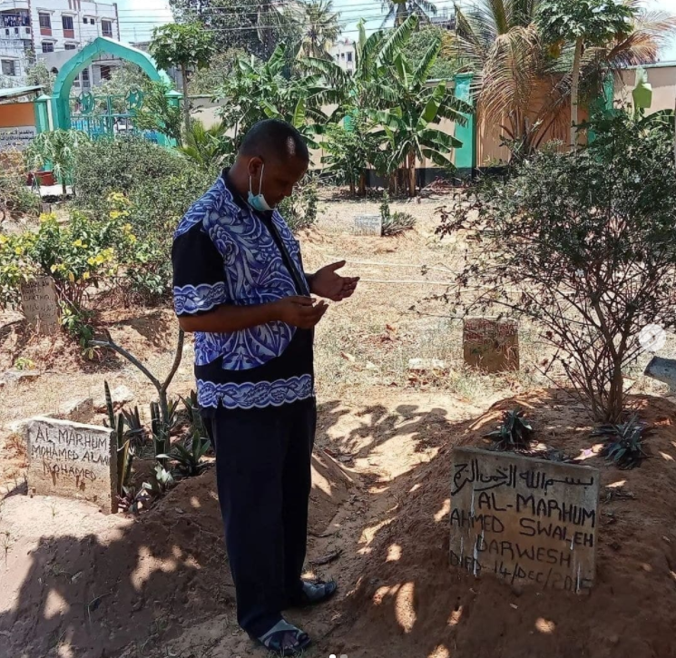 The late KBC Swahili anchor Badi Muhsin when he said prayers at the late Ahmed Darwesh's grave