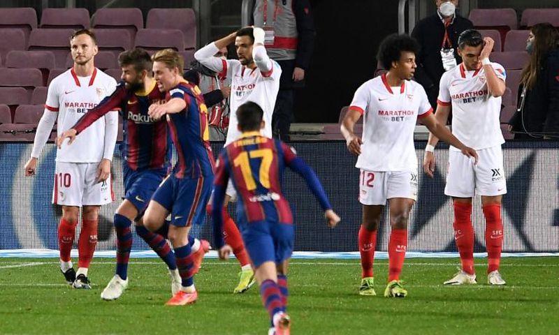 Pique (2L) scored a dramatic equaliser against Sevilla
