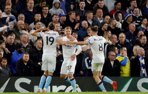 Burnley's Czech striker Matej Vydra (C) celebrates