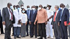 Health CS Mutahi Kagwe with President Uhuru Kenyatta when they visited the Kitengela Vaccine storage facility