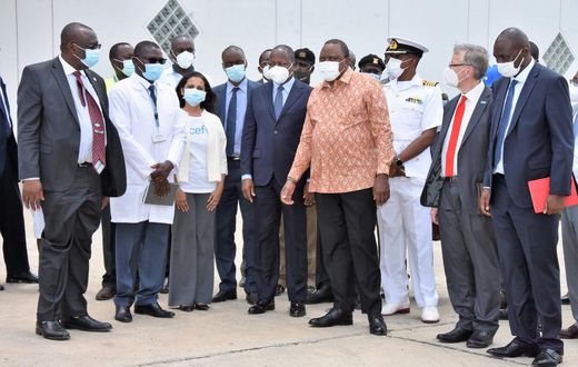 Health CS Mutahi Kagwe with President Uhuru Kenyatta when they visited the Kitengela Vaccine storage facility