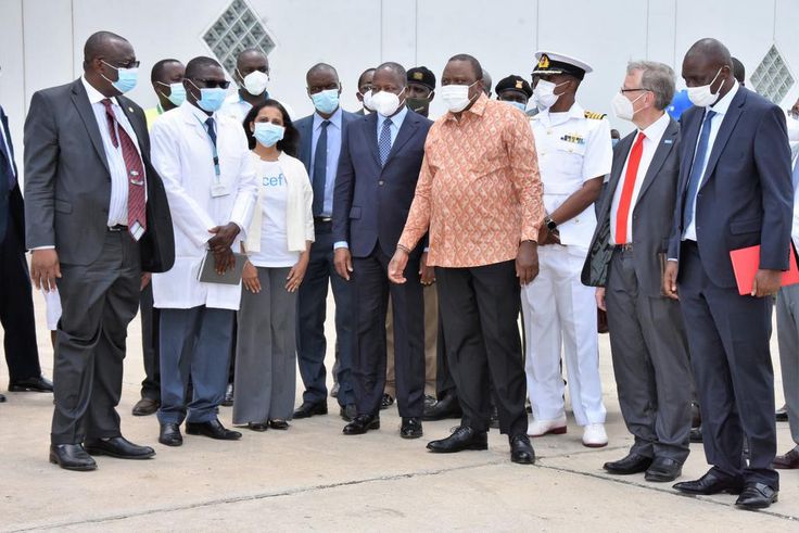 Health CS Mutahi Kagwe with President Uhuru Kenyatta when they visited the Kitengela Vaccine storage facility