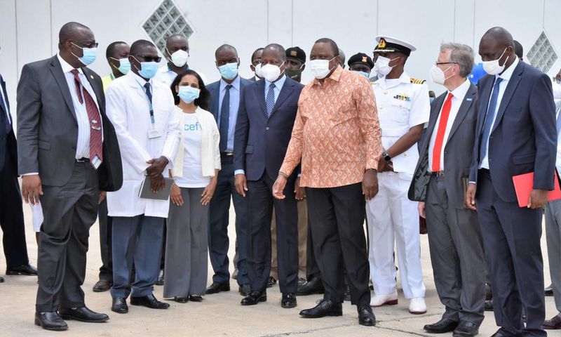 Health CS Mutahi Kagwe with President Uhuru Kenyatta when they visited the Kitengela Vaccine storage facility