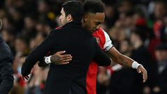 Arsenal manager Mikel Arteta hugs Pierre-Emerick Aubameyang