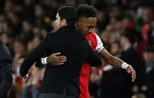 Arsenal manager Mikel Arteta hugs Pierre-Emerick Aubameyang