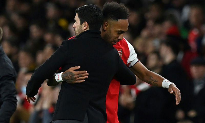 Arsenal manager Mikel Arteta hugs Pierre-Emerick Aubameyang