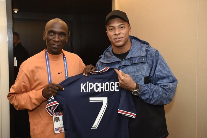 Eliud Kipchoge together with a fan Kylian Mbappe, witnessed French club Paris Saint-Germain's 2-1 victory against Lille, on Friday, October 28 at the Parc des Princes, France.