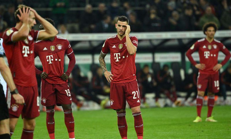 France defender Lucas Hernandez (C) and his Bayern Munich team-mates look shell-shocked after losing at Moenchengladbach on Wednesday