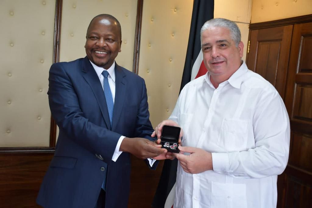 Health CS Mutahi Kagwe with Cuba's Ambassador to Kenya Ernesto Gómez Díaz at Afya House