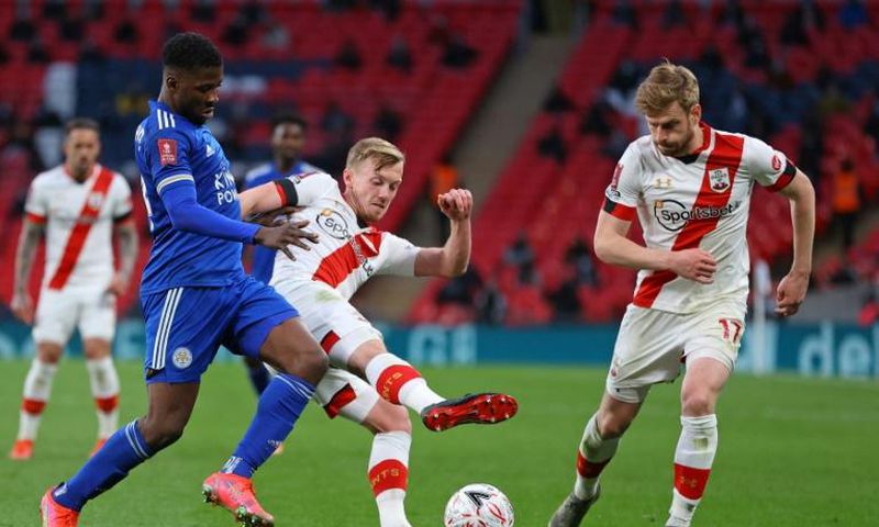Nigerian Kelechi Iheanacho (L) of Leicester City takes on two Southampton players.