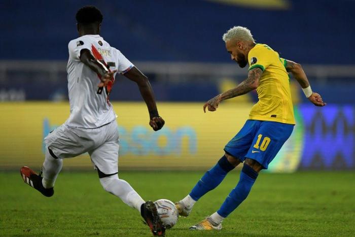 Neymar fires home the clinching second goal as Brazil maintained their perfect start to the Copa America with a 2-0 win over Peru