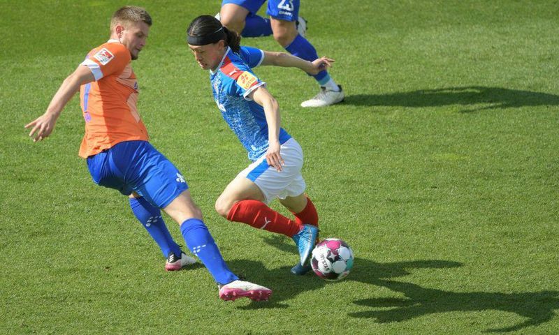 South Korea midfielder Jae-sung Lee (C) has signed a three-year contract with Bundesliga club Mainz