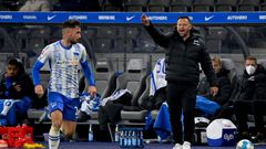 Hertha Berlin coach Pal Dardai (R)