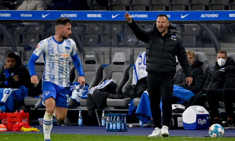 Hertha Berlin coach Pal Dardai (R)