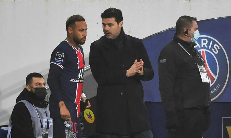 Mauricio Pochettino (C) could risk losing Neymar for a key clash against Lille if the Brazilian is forced to quarantine following the international break
