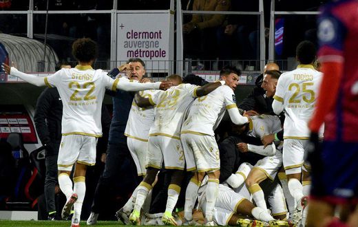 Nice players celebrate Amine Gouiri's late winner at Clermont