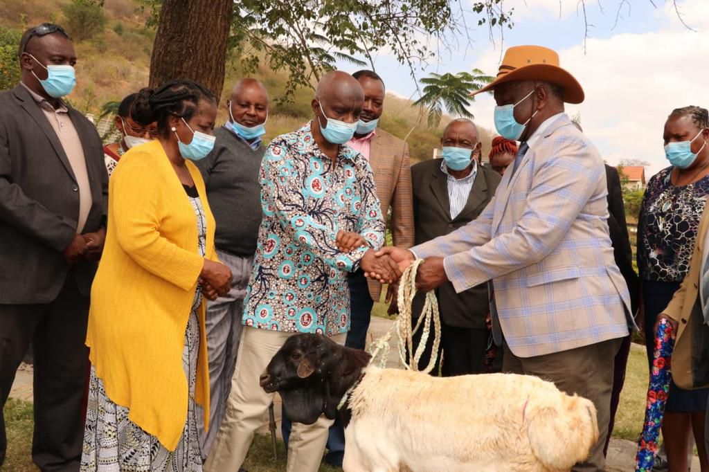 Makueni Governor Kivutha Kibwana receives gifts from Atumia ma Thome