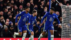 Chelsea celebrate Jorginho's equaliser against Manchester United