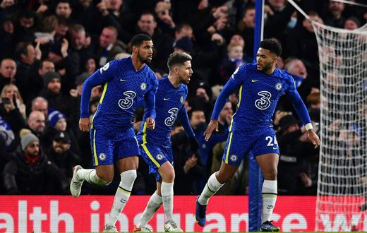 Chelsea celebrate Jorginho's equaliser against Manchester United