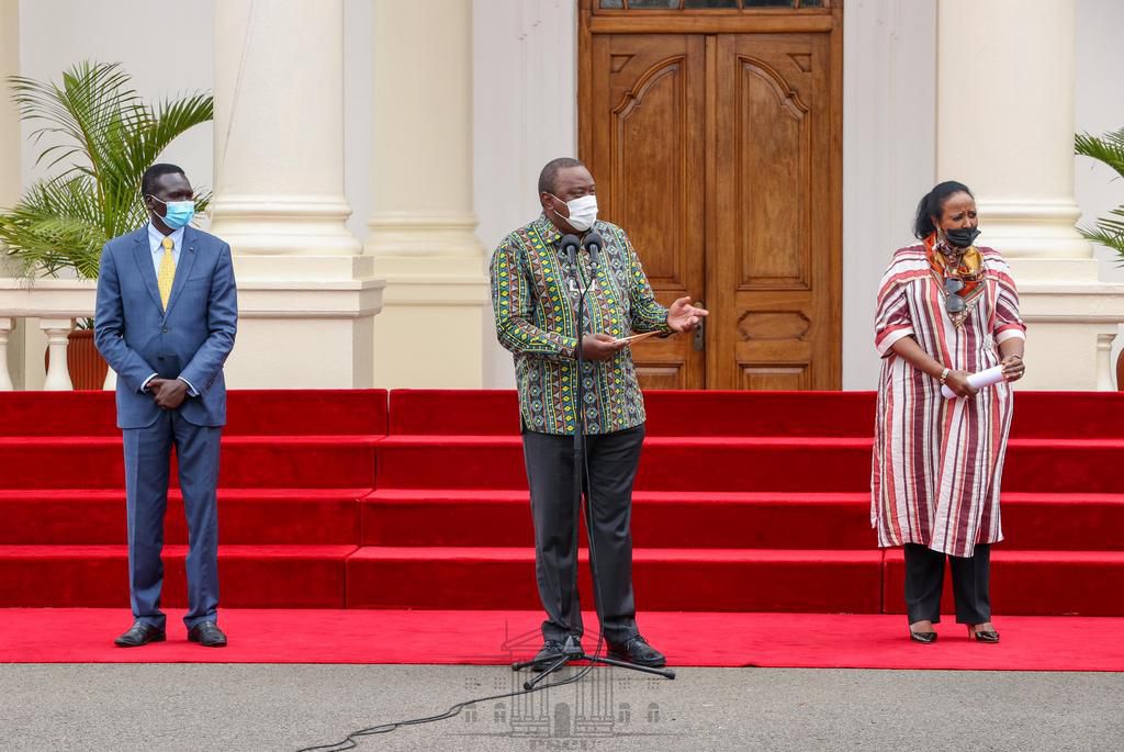 President Uhuru Kenyatta, Paul Tergat and Sports CS Amina Mohamed handing over the national flag to Team Kenya for the 2020 Tokyo Olympic games