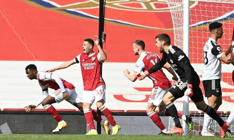 Arsenal striker Eddie Nketiah (L) celebrates scoring against Fulham