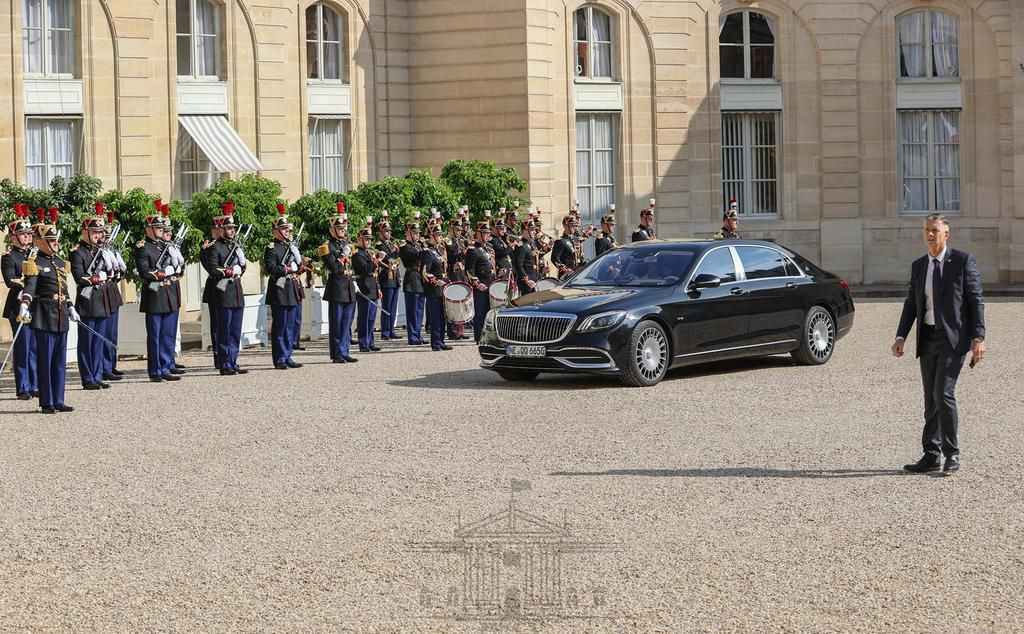 President Uhuru kenyatta's grand entrance in Sh20 million Maybach to French President Emmanuel Macron's home