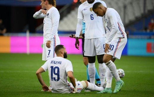 Karim Benzema left the field injured during France's friendly match with Bulgaria