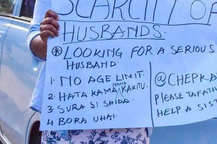 Sura sio shida, bora uhai- Lady takes to the streets to look for a husband with a placard (Photos)