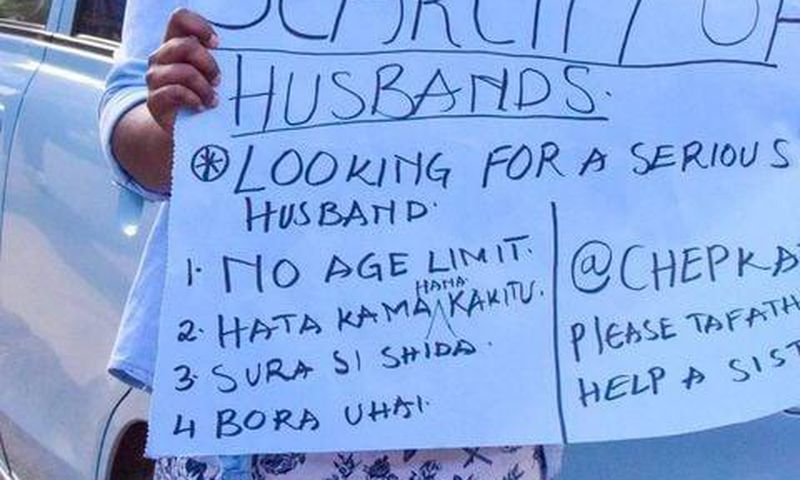Sura sio shida, bora uhai- Lady takes to the streets to look for a husband with a placard (Photos)
